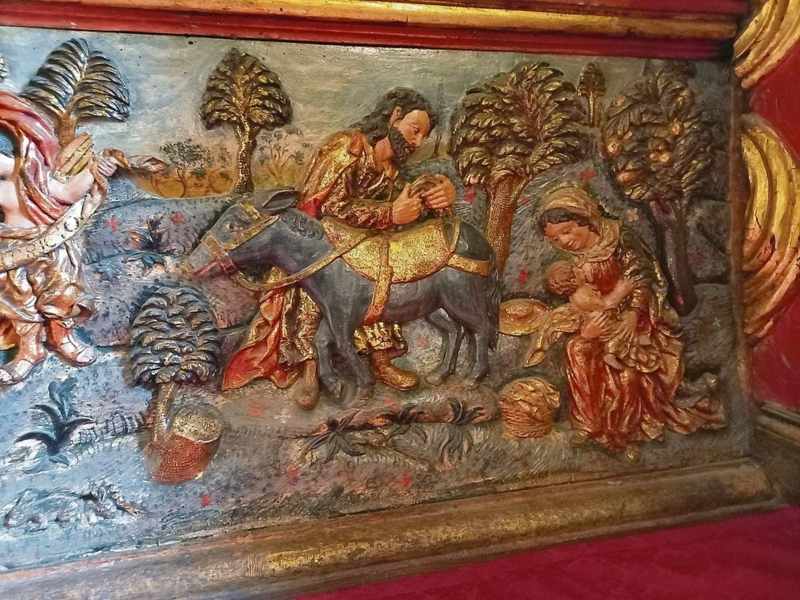 El pecho.  La Virgen de Belén, a la que acudían los estudiantes, evoca en su predela el Descanso en la Huida a Egipto con la Virgen María sentada dando el pecho al Niño mientras San José apareja la cabalgadura.