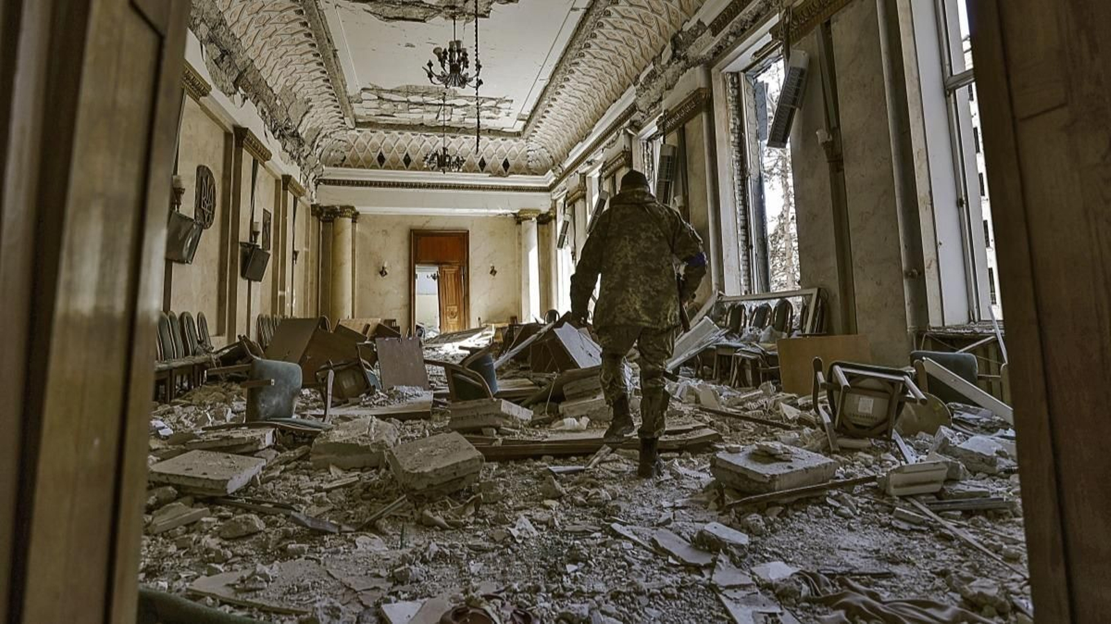 Un militar muestra el interior del edificio de la Gobernación de la Región de Jarkiv destruido por los bombardeos.