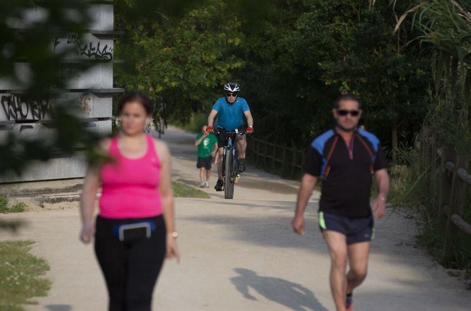 La senda por las orillas del Miño es una espacio que comparten peatones y ciclistas. (Xesús Fariñas).