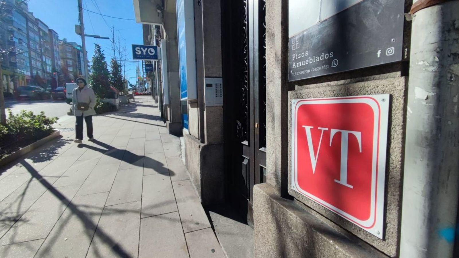 Un cartel indicativo de Vivienda de Uso Turístico (VUT o VT) en la Gran Vía en Vigo.