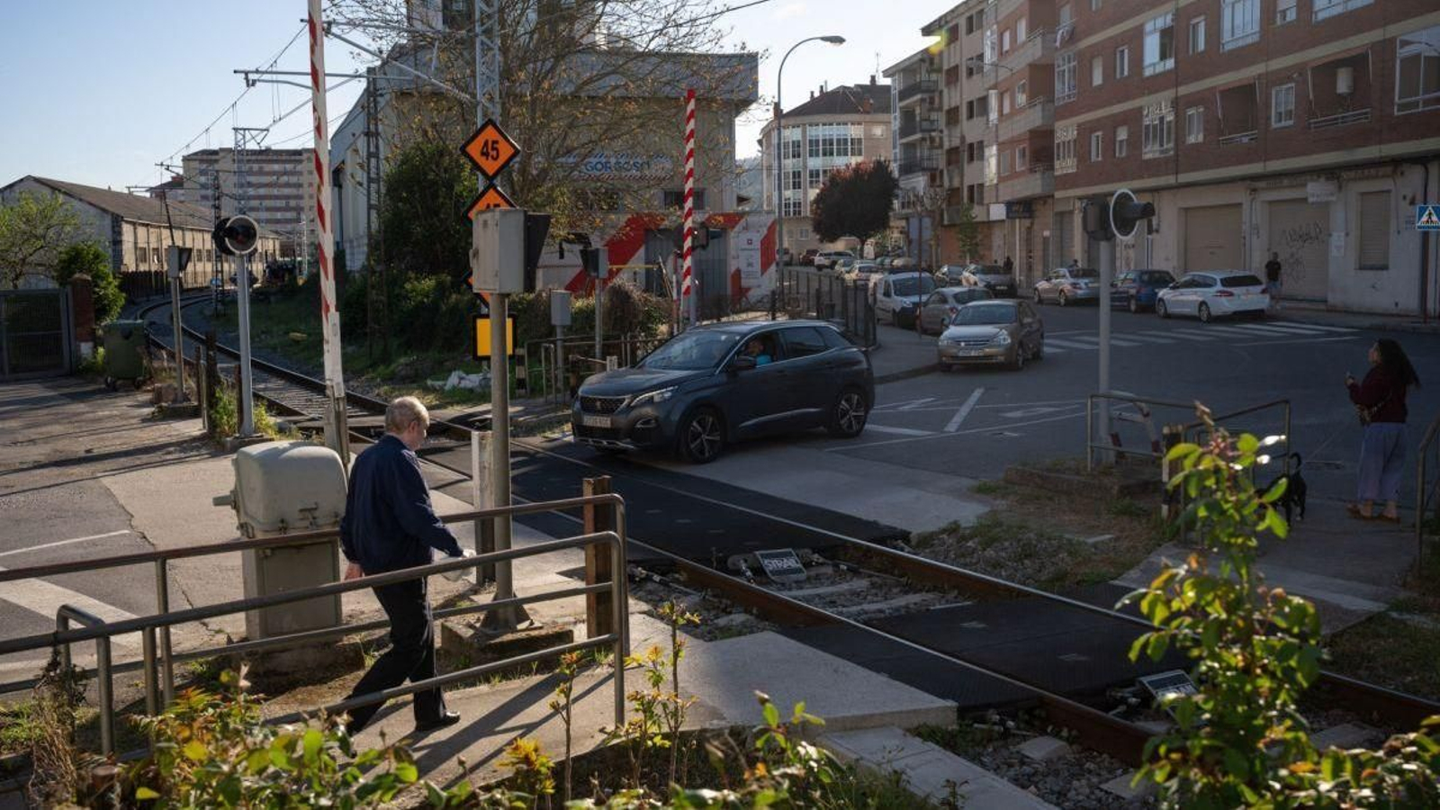 El paso a nivel que conecta Peliquín con O Vinteún.