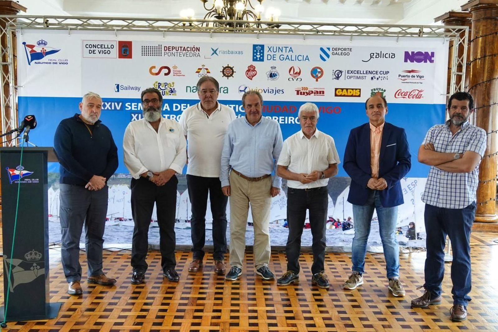 Autoridades y organizadores presentaron ayer la multitudinaria cita velística en el Náutico de Vigo.