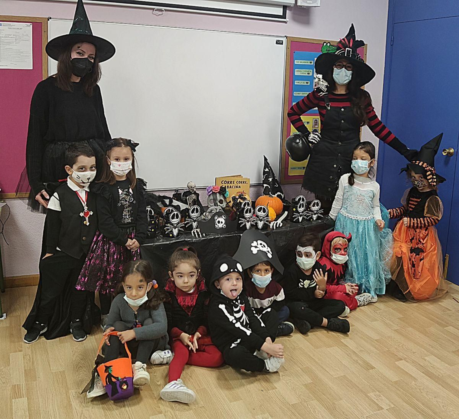Manuel Sueiro. Alumnado de 5º de Infantil no seu recanto de manualidades.