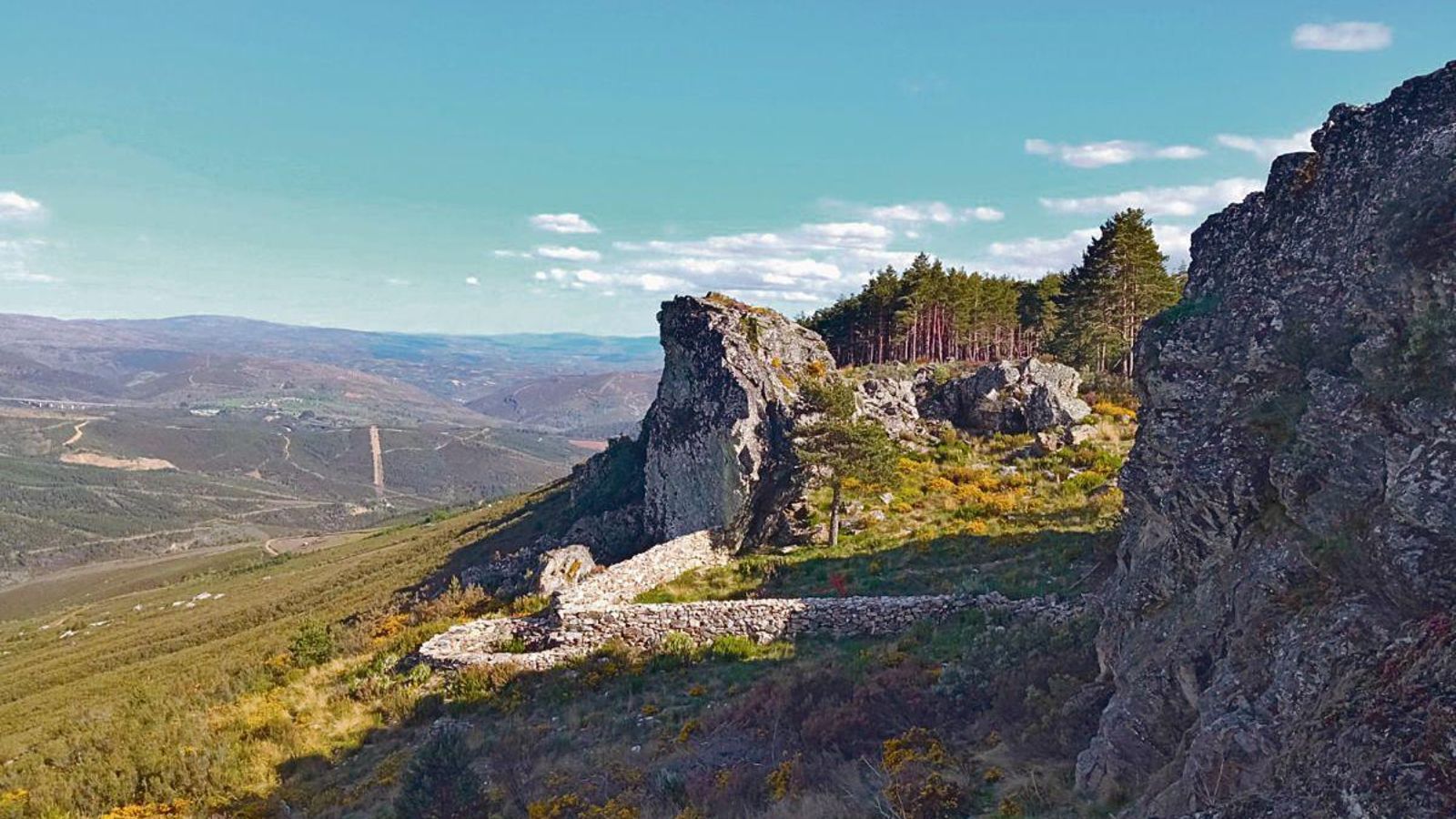 Foxo do Lobo situado entre la aldea de Parada y Pedroso. (FOTO: C. CLAVERÍA)