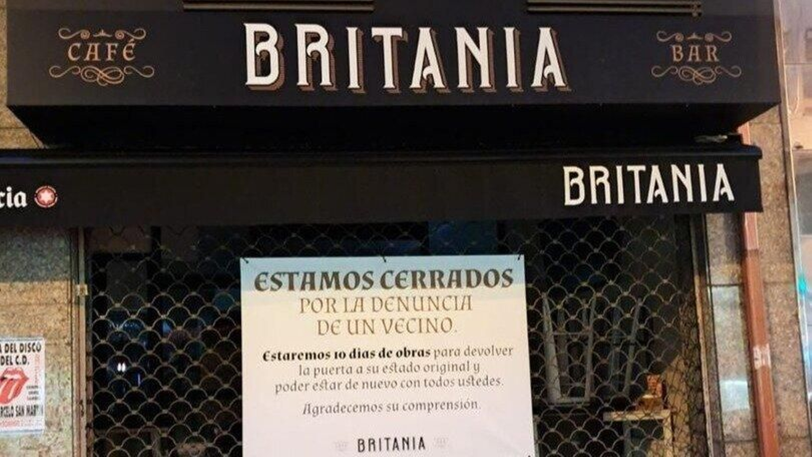 Pancarta que ha colocado el propietario del Britania comunicando el cierre temporal.