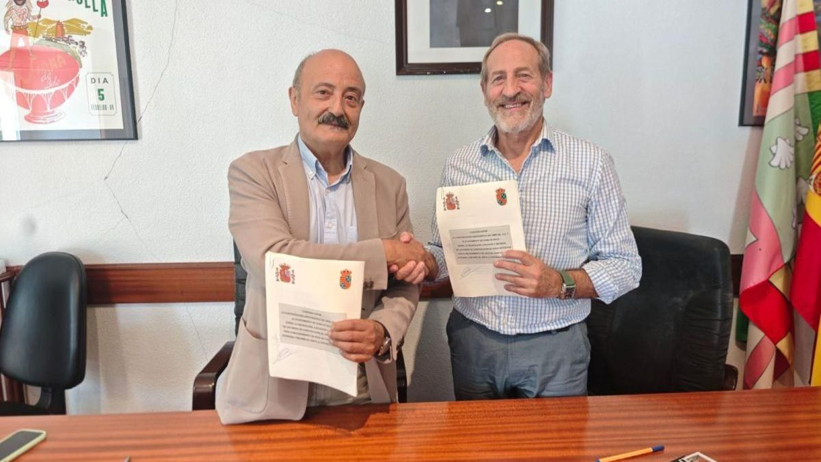 José Antonio Quiroga y Germán García-Ávila con el documento firmado por ambos.