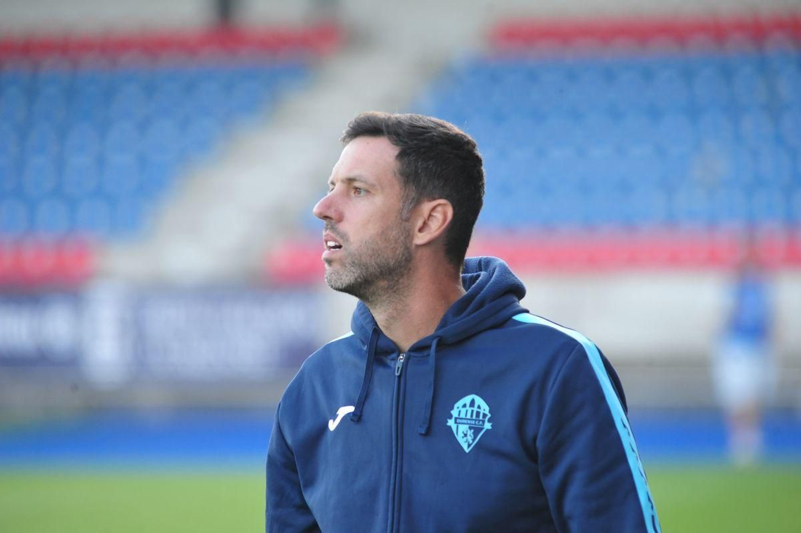 El entrenador azulón Jorge Cuesta durante el partido de ayer en el campo de O Couto.