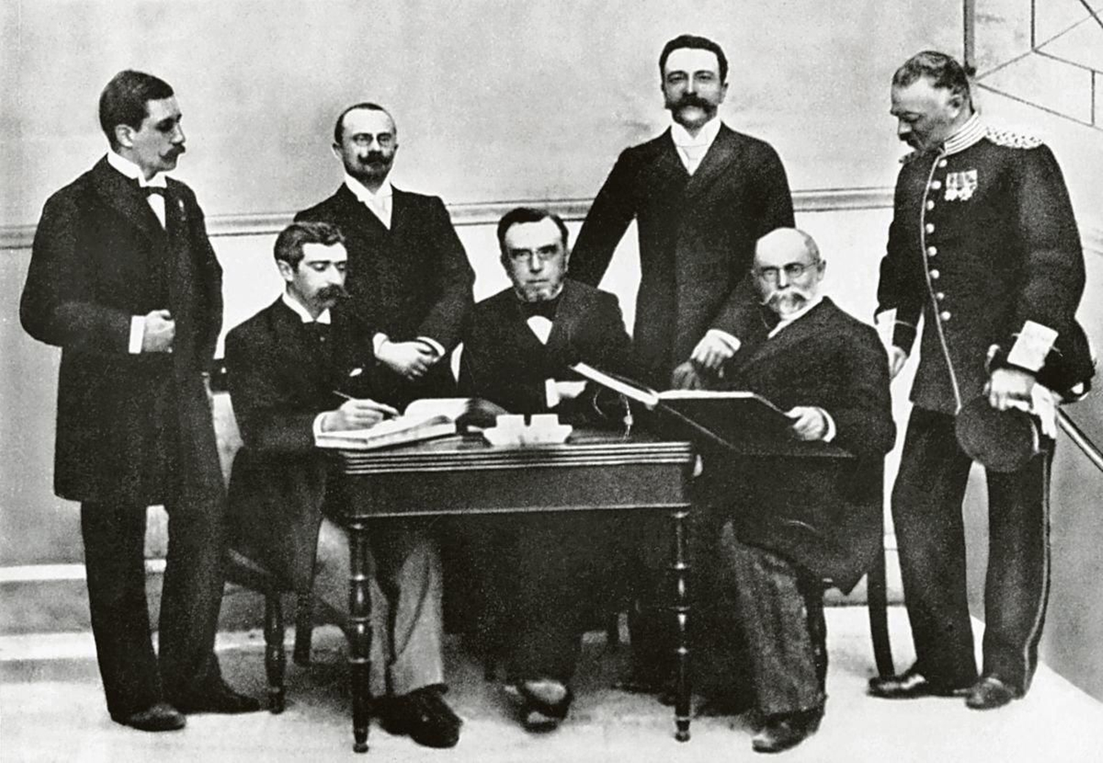 Primera reunión del COI en 1896, con Coubertain el segundo por la izquierda.