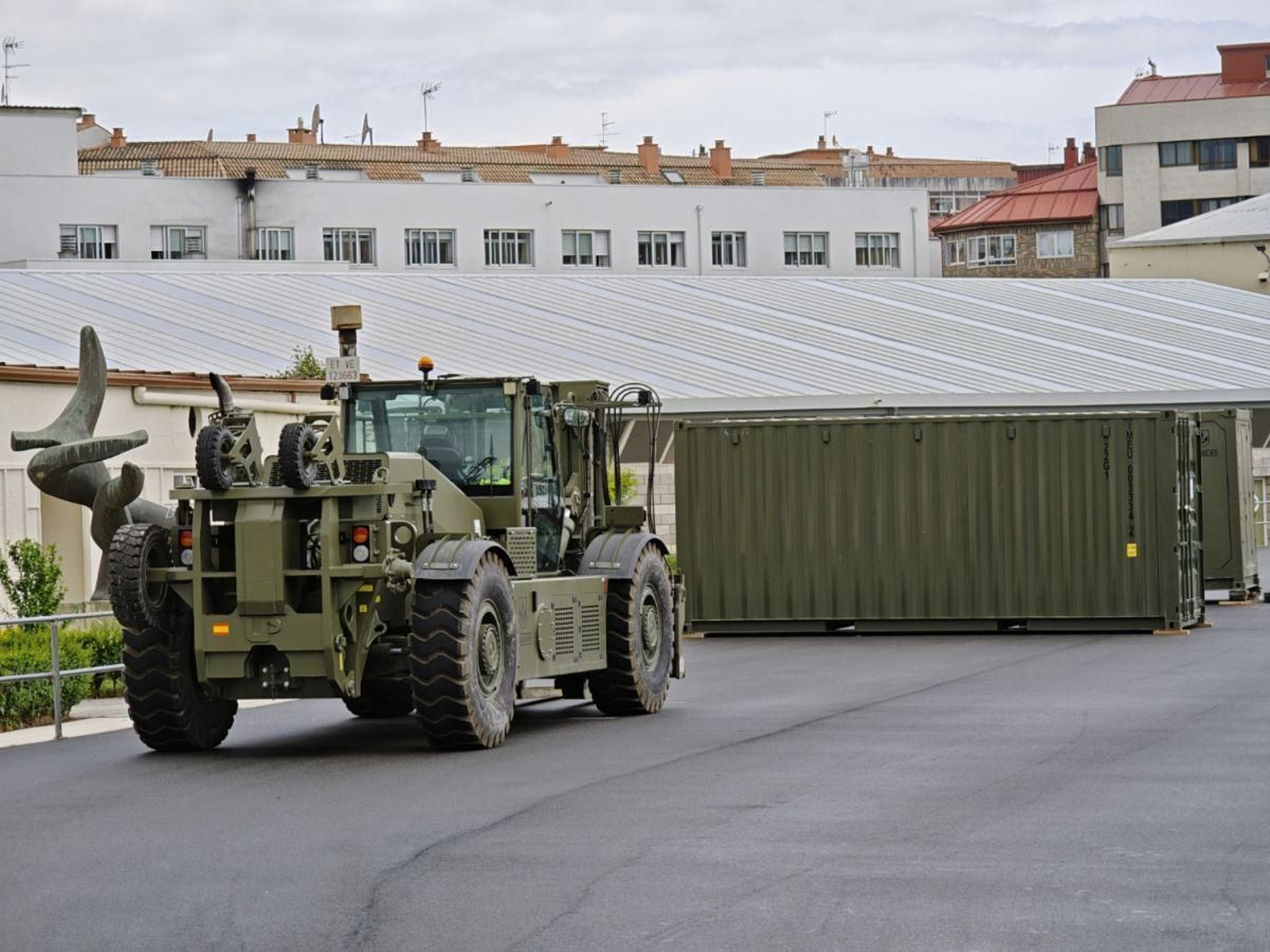 El entorno del pabellón de As Travesas ya comienza a ser utilizado por algunos militares llegados a Vigo esta semana. De momento, señalan que solo están realizando labores de montaje y logística en el pabellón para albergar allí espacios como la armería o camas improvisadas para su descanso