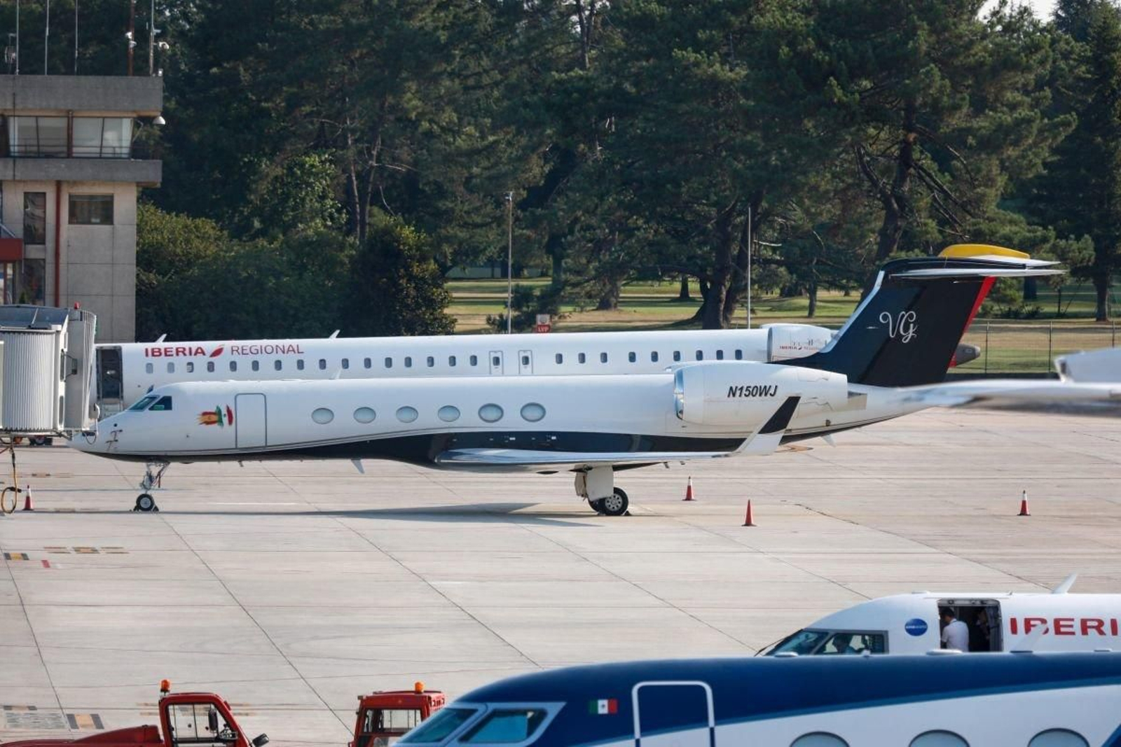 Un avión privado estacionado en Peinador, con las banderas de España y México en su estructura.