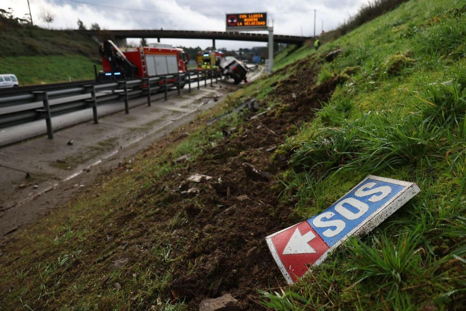 Los restos de las vueltas de campana que dio el coche.