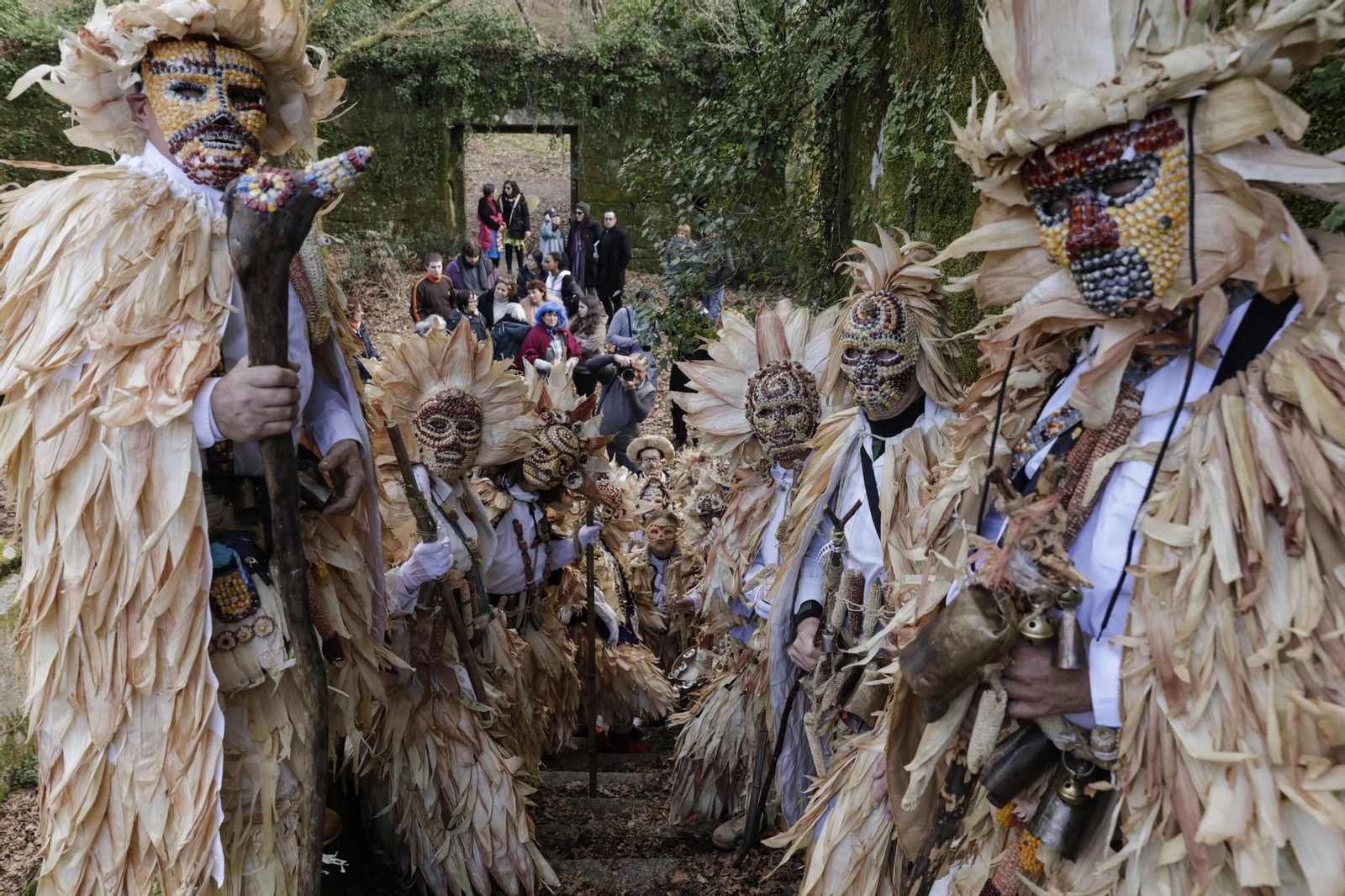 Galería | El follateiro, un traje que encuentra su materia prima en la naturaleza