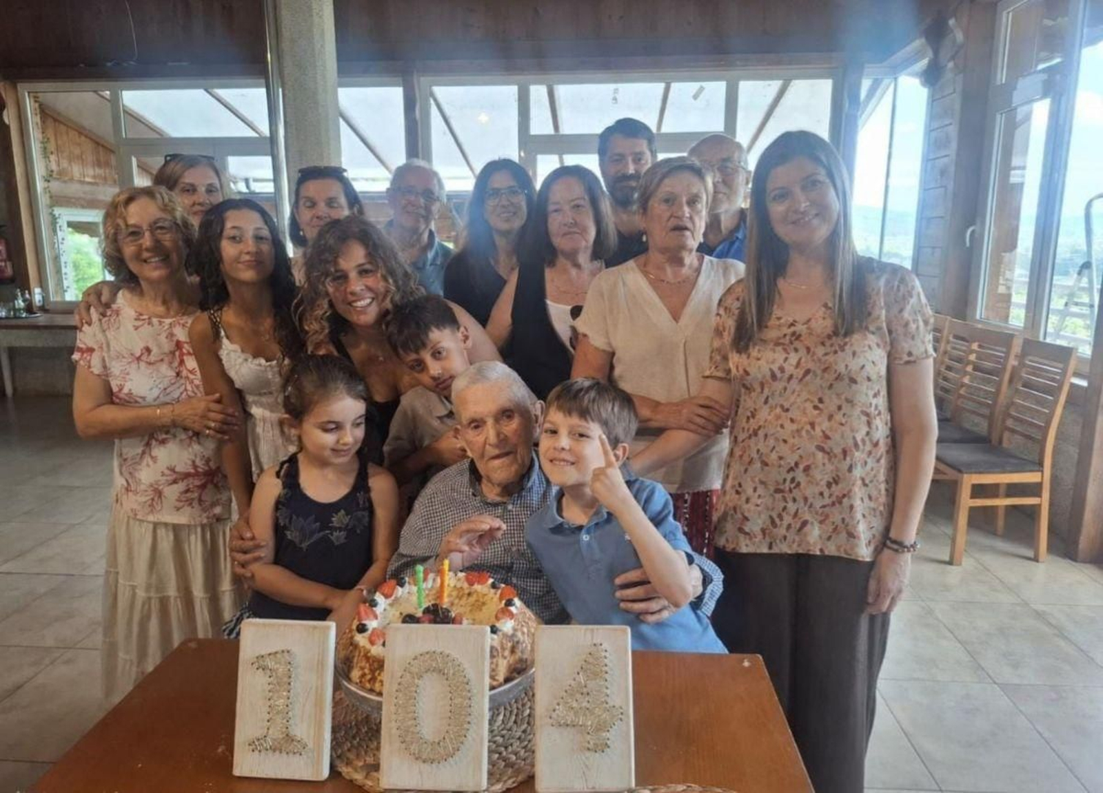 Pompilio Rodríguez, rodeado de sus sobrinos en su cumpleaños.