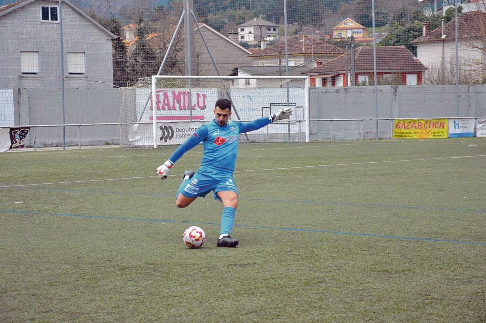 Borja González, portero del Arnoia, se dispone a despejar el balón en un encuentro liguero.