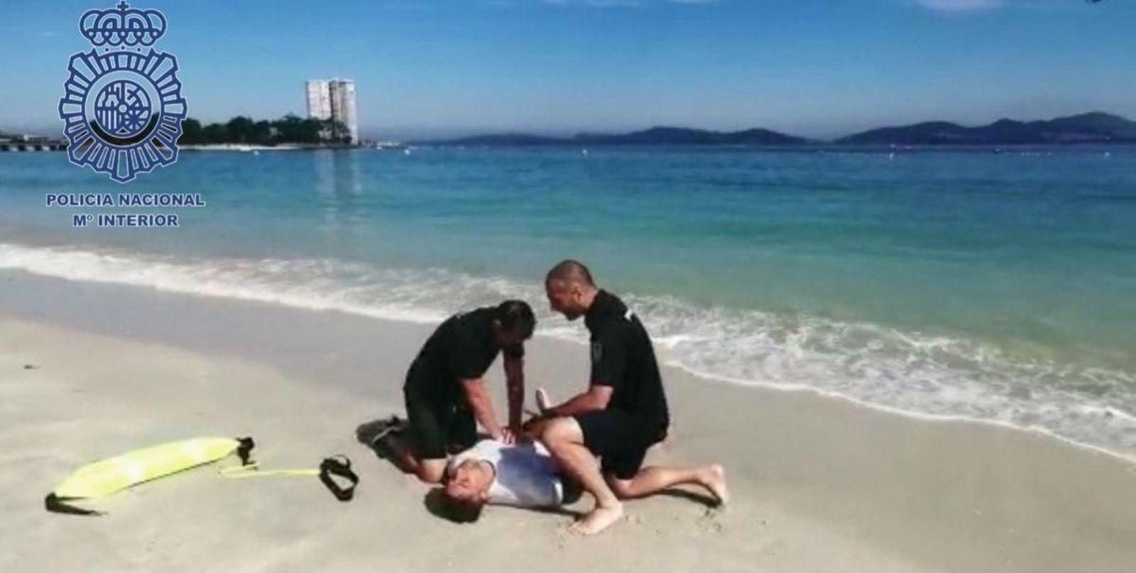 Un momento de uno de los ejercicios del curso en la playa.