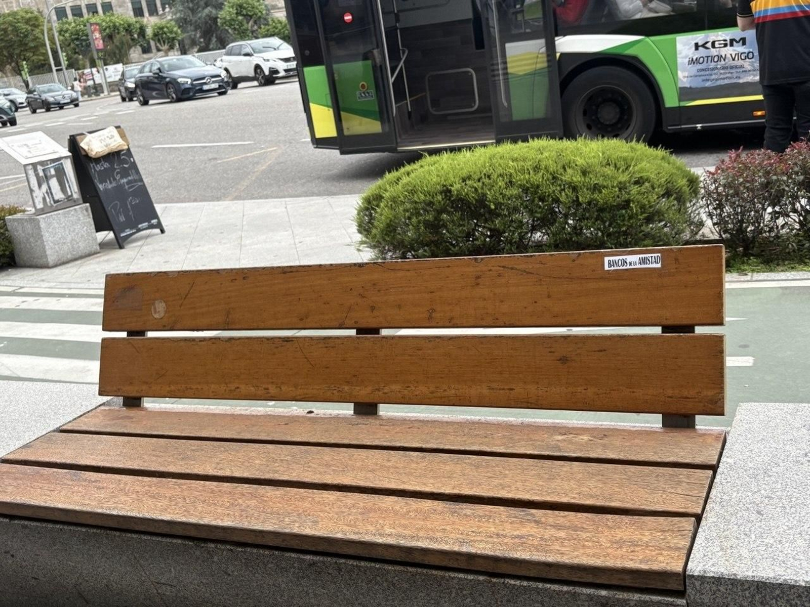 Uno de los numerosos bancos, en plaza de América, con el cartel identificativo como "bancos de la amistad".