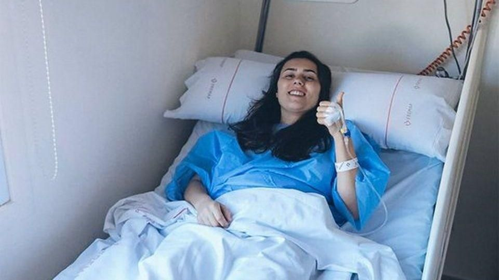 La centrocampista viguesa saluda tras la operación realizada ayer.