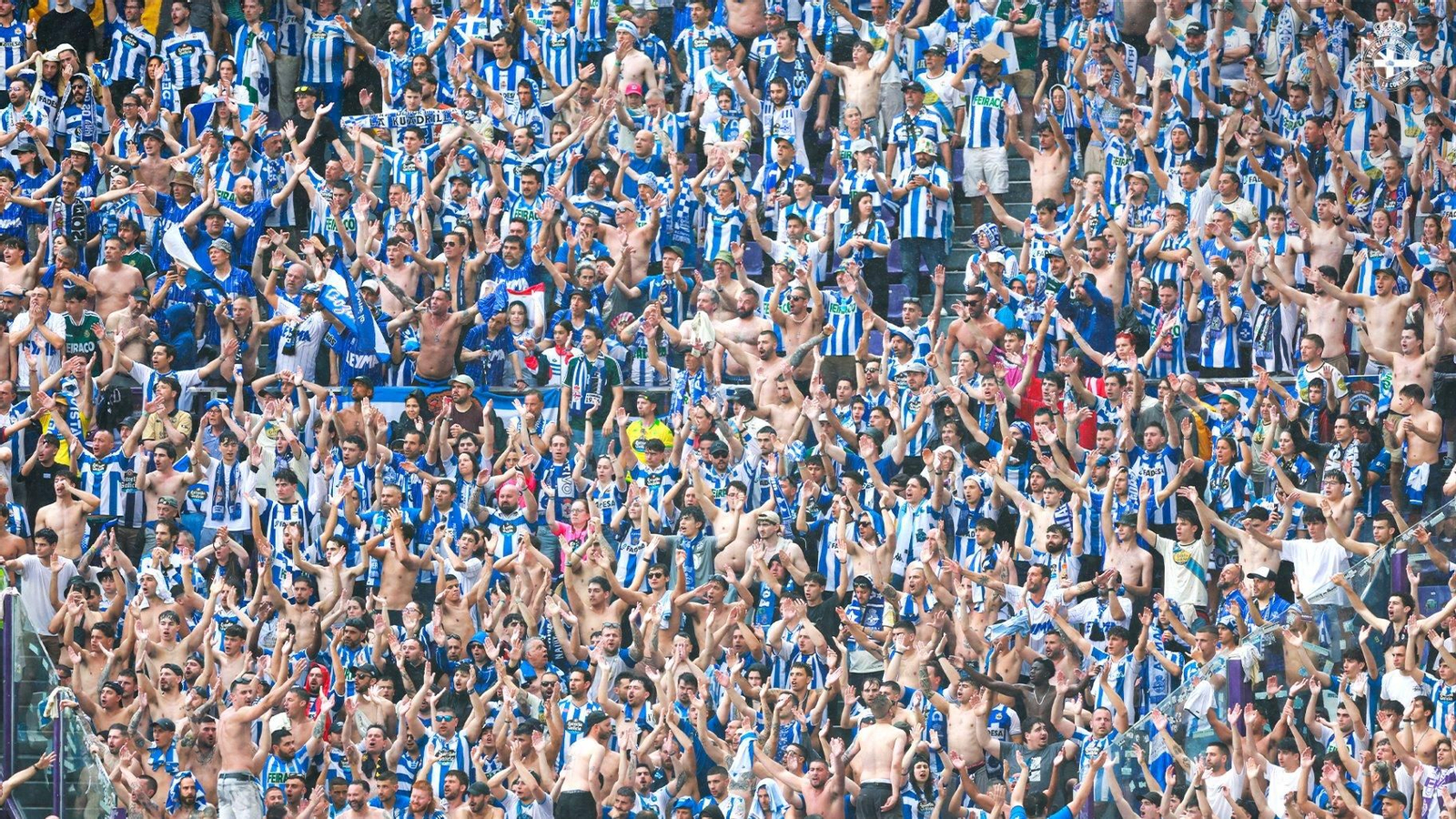 La afición del Deportivo de La Coruña animando en un partido.