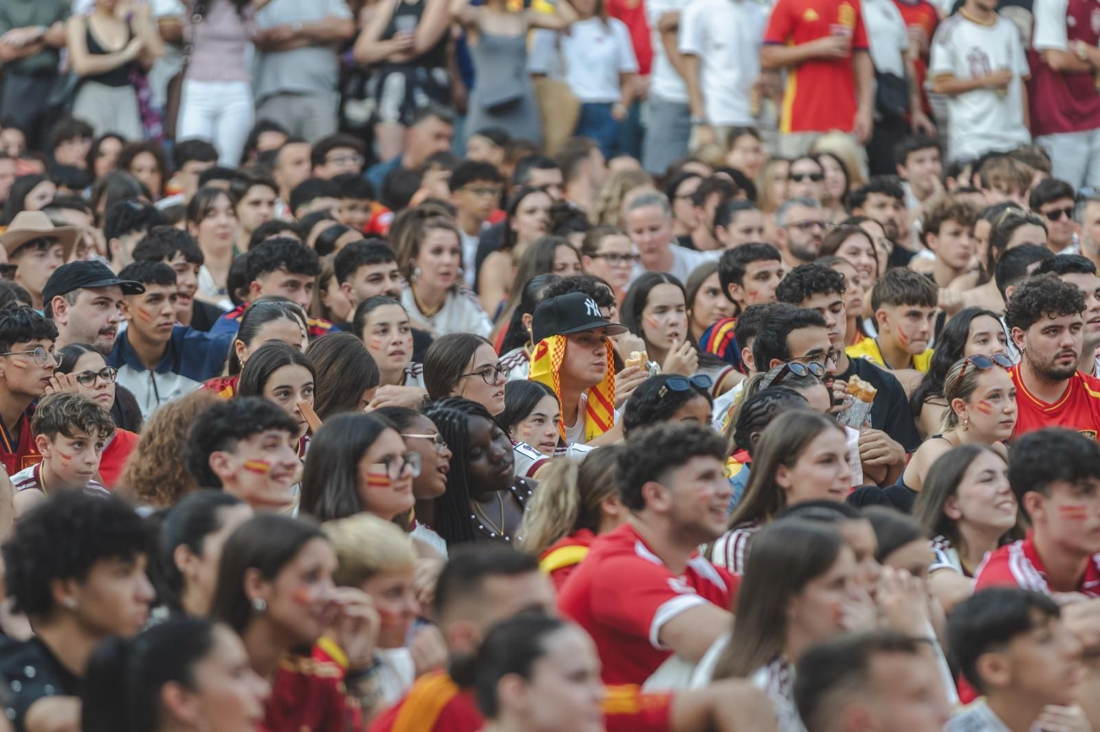 Galería | Camisetas, banderas y las calles de Ourense llenas de emoción por ver a España jugar los cuartos de final, en fotos