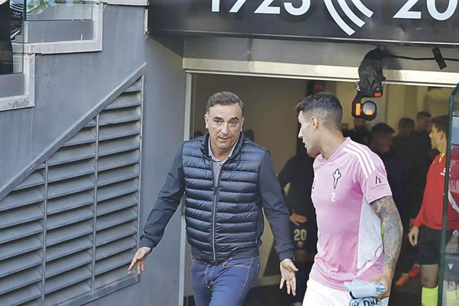 Carlos Carvalhal, con Hugo Mallo -que se despidió también el viernes-, en la última jornada de Liga.