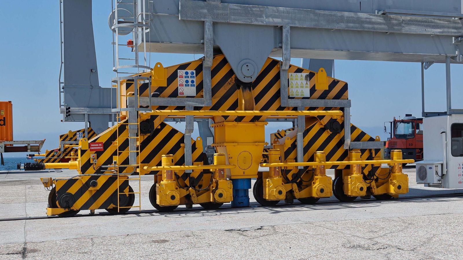 Galería | Una supergrúa de 110 metros se instala en Guixar