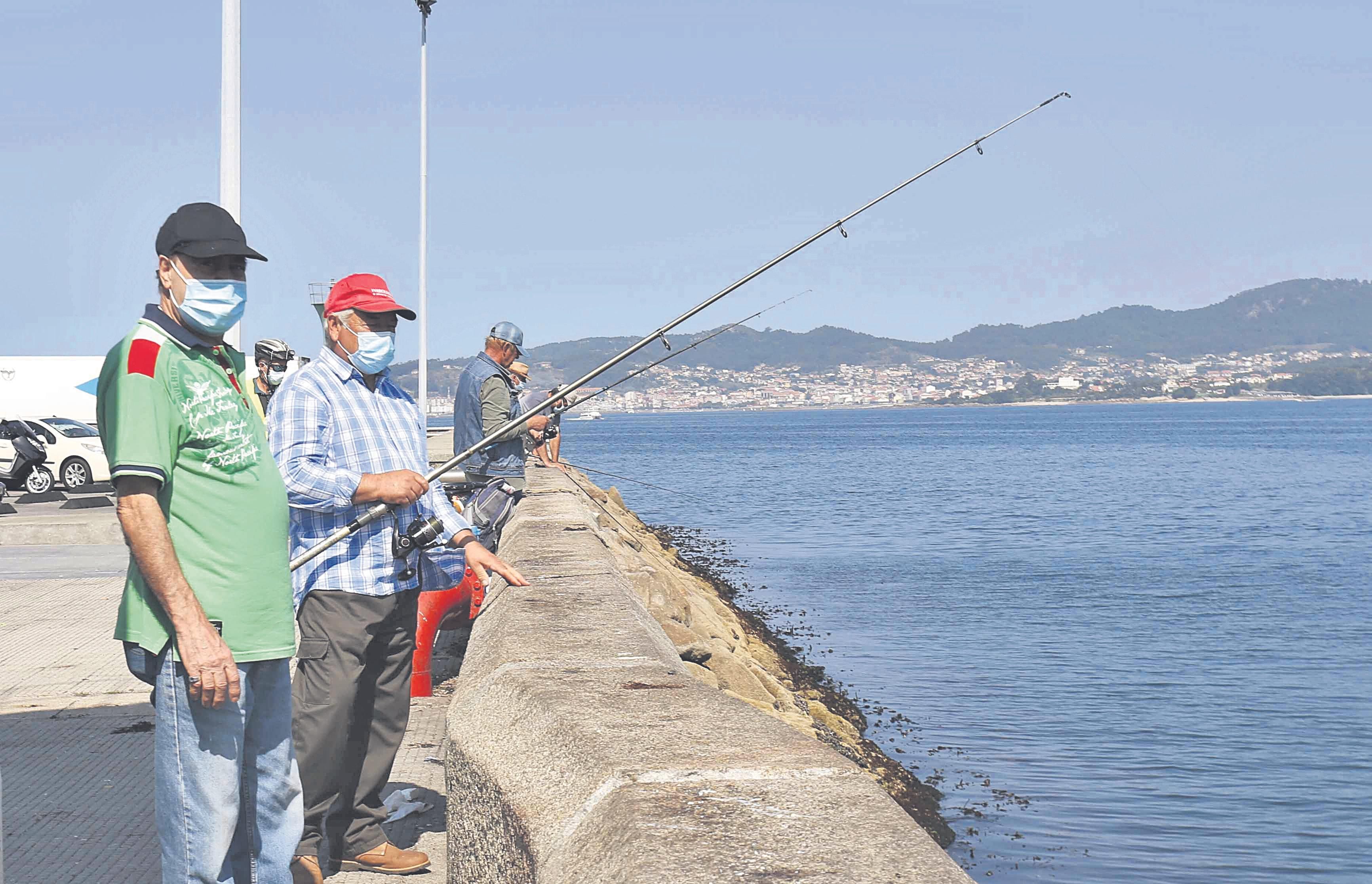 Pescadores de caña, en el “martillo” del Berbés, donde el Puerto tolera la práctica.