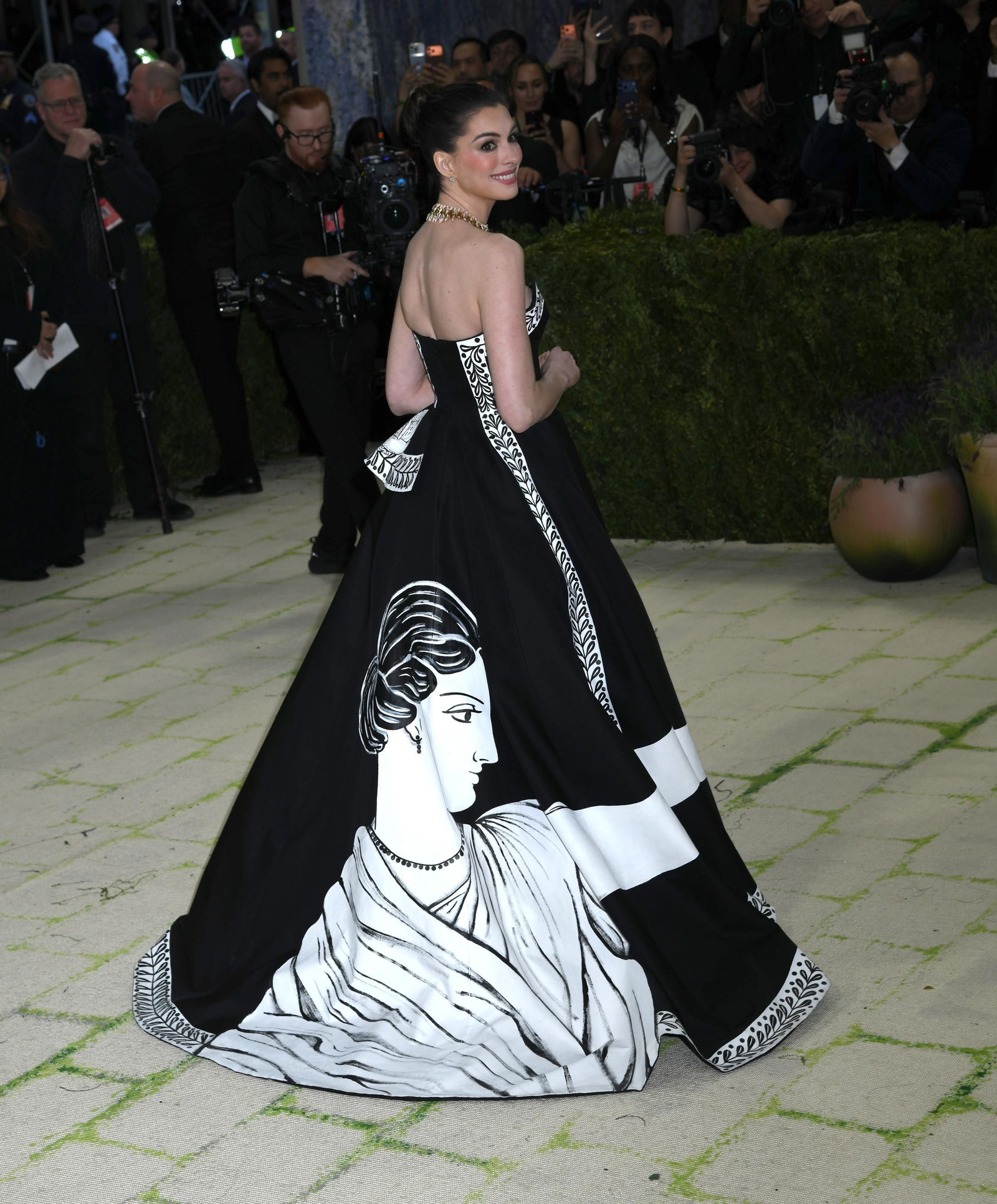 EuropaPress_7500784_may_2026_new_york_ny_united_states_anne_hathaway_attends_the_2026_met_gala