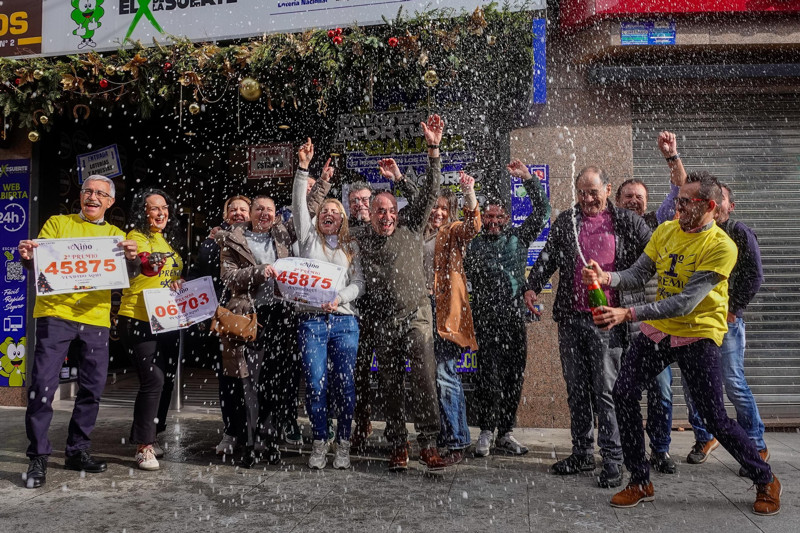 El espumoso se descorchó numerosas veces ayer en la celebración de la lluvia de millones del ‘X de la Suerte’.