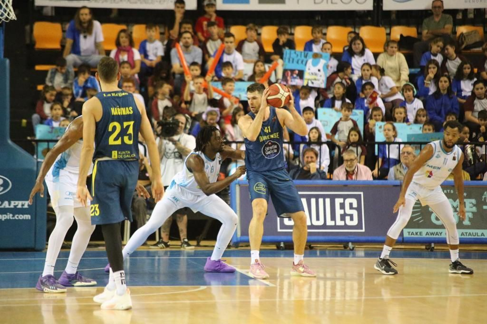 Imagen del partido entre el Menorca y el COB