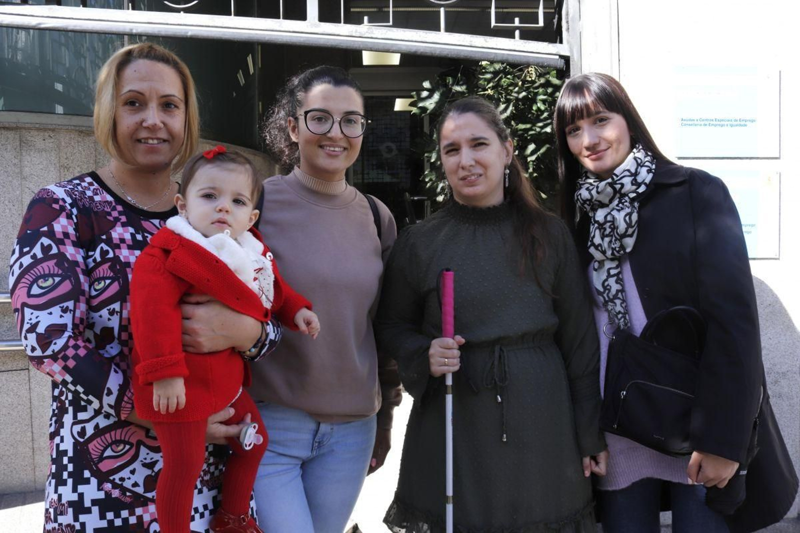 Leticia Pichel, Deyse Barros, Lorena Fernández y Alicia Rodríguez, frente a la sede de la ONCE.