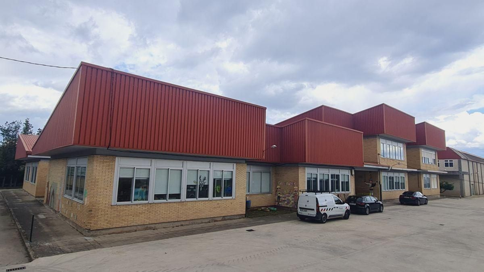 Instalacións do centro educativo de Manzaneda, que celebra o 50 aniversario.