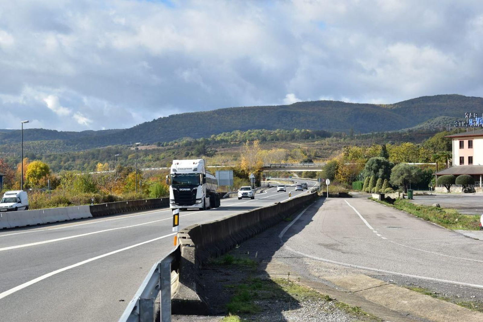 La carretera N-120, en el tramo situado a la altura del término municipal de Villamartín de la Abadía.