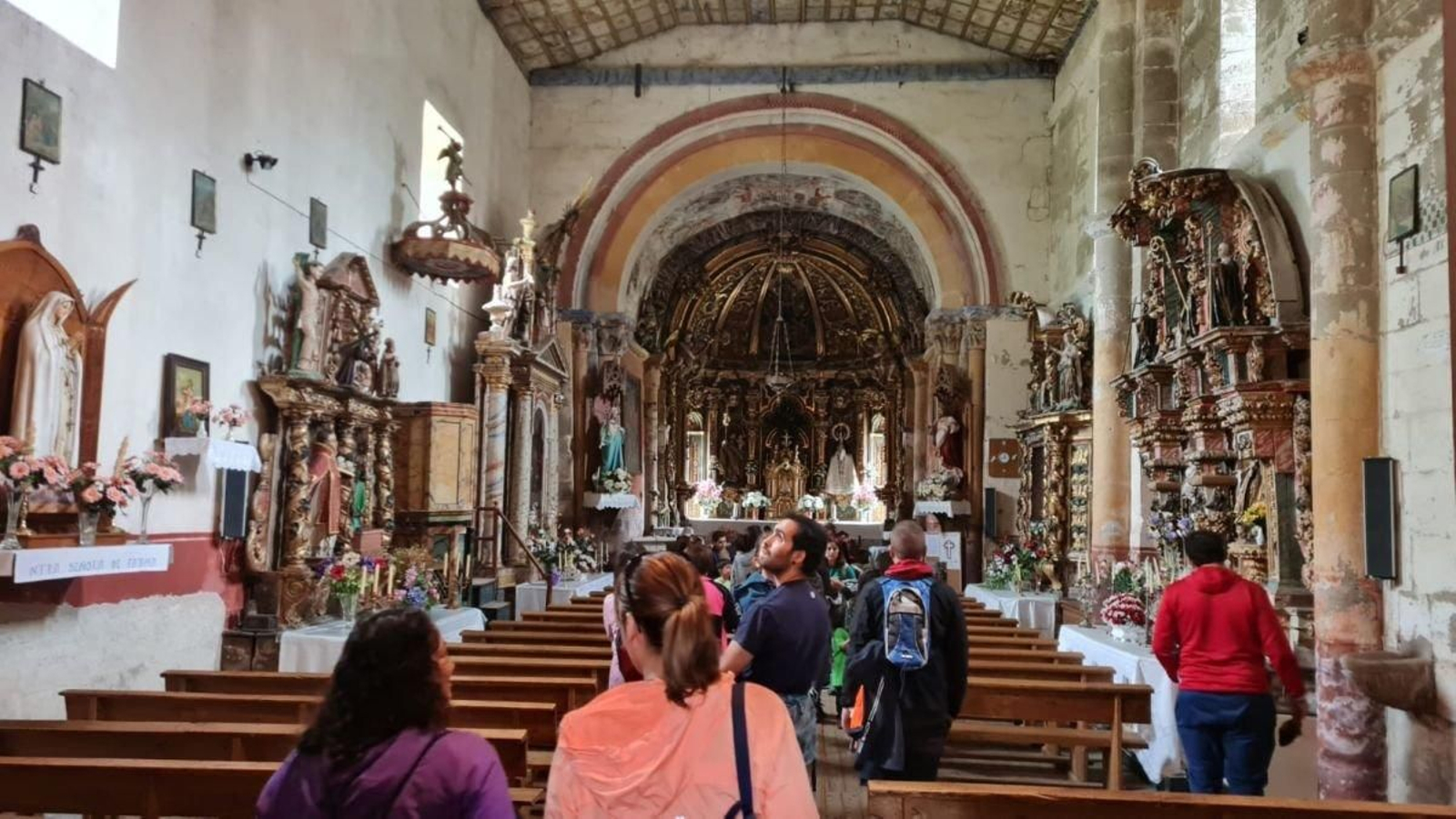 Participantes visitando a Igrexa de Sobrado do século XII.