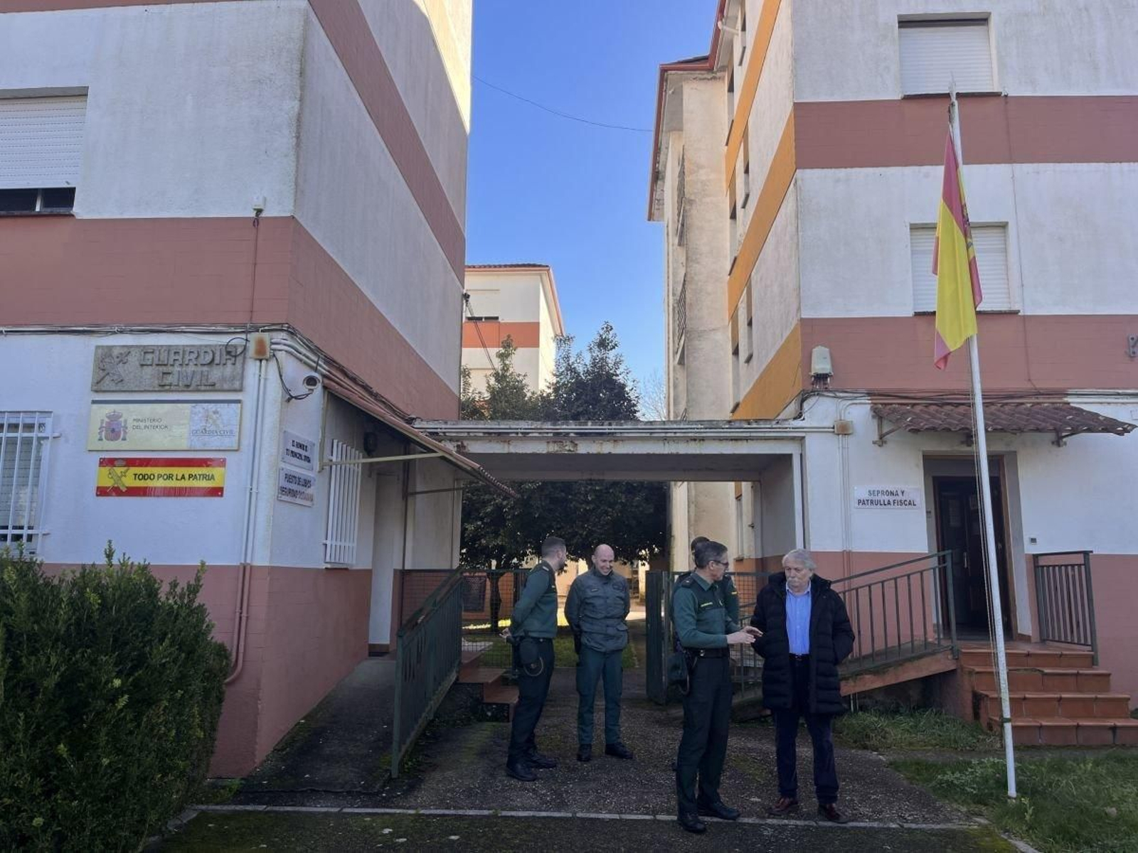 José Benito Santamarina conversa con Emilio González ante el cuartel de Lobios.