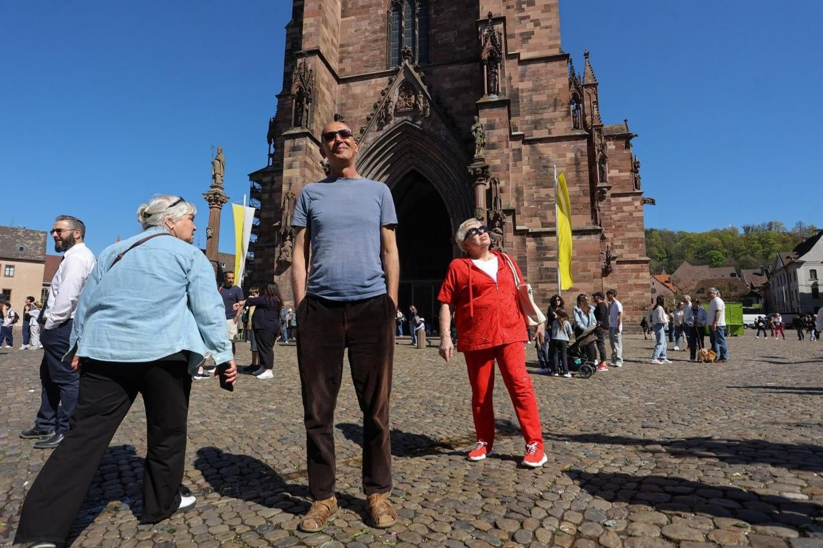 Paco disfruta en calma de Friburgo mientras la vida de la ciudad corre a su alrededor.