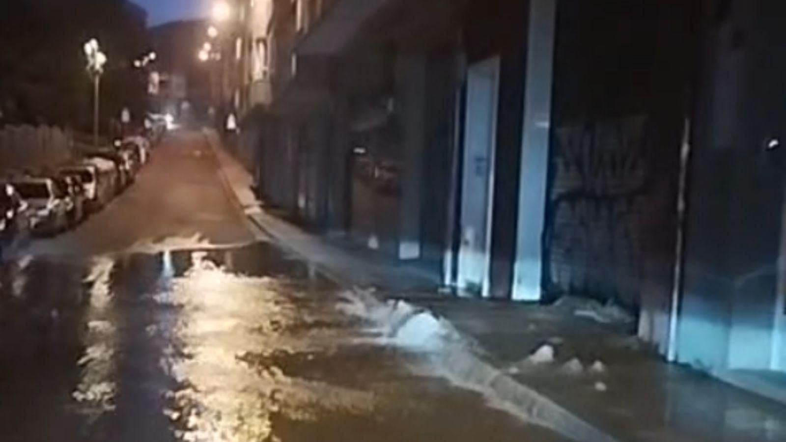 Imagen del agua saliendo del bajo de la calle Serra Martiñá, en Ourense