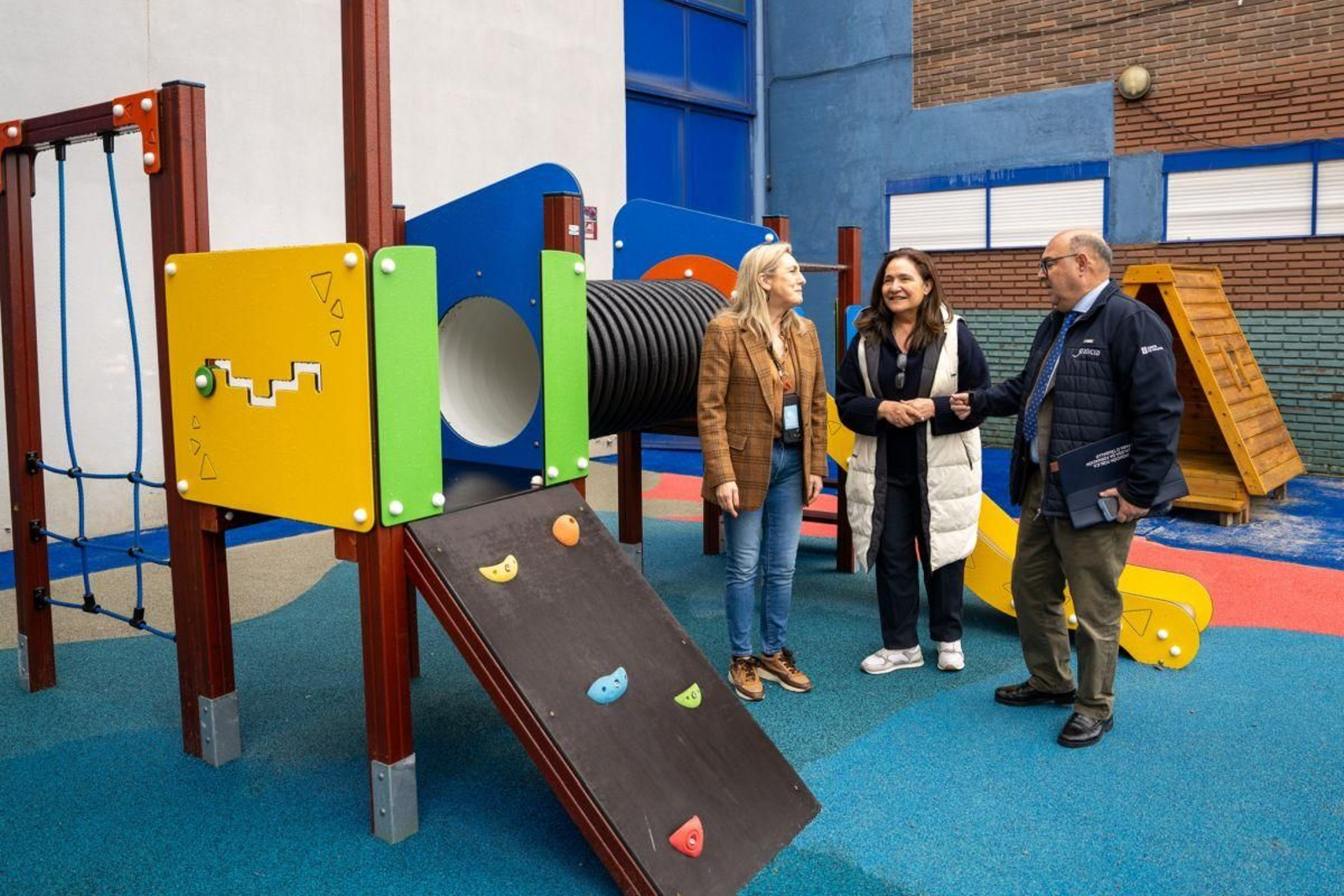 La delegada de la Xunta en Vigo, Ana Ortiz, y el delegado territorial César Pérez, ayer en el CEIP Chans-Bembrive.
