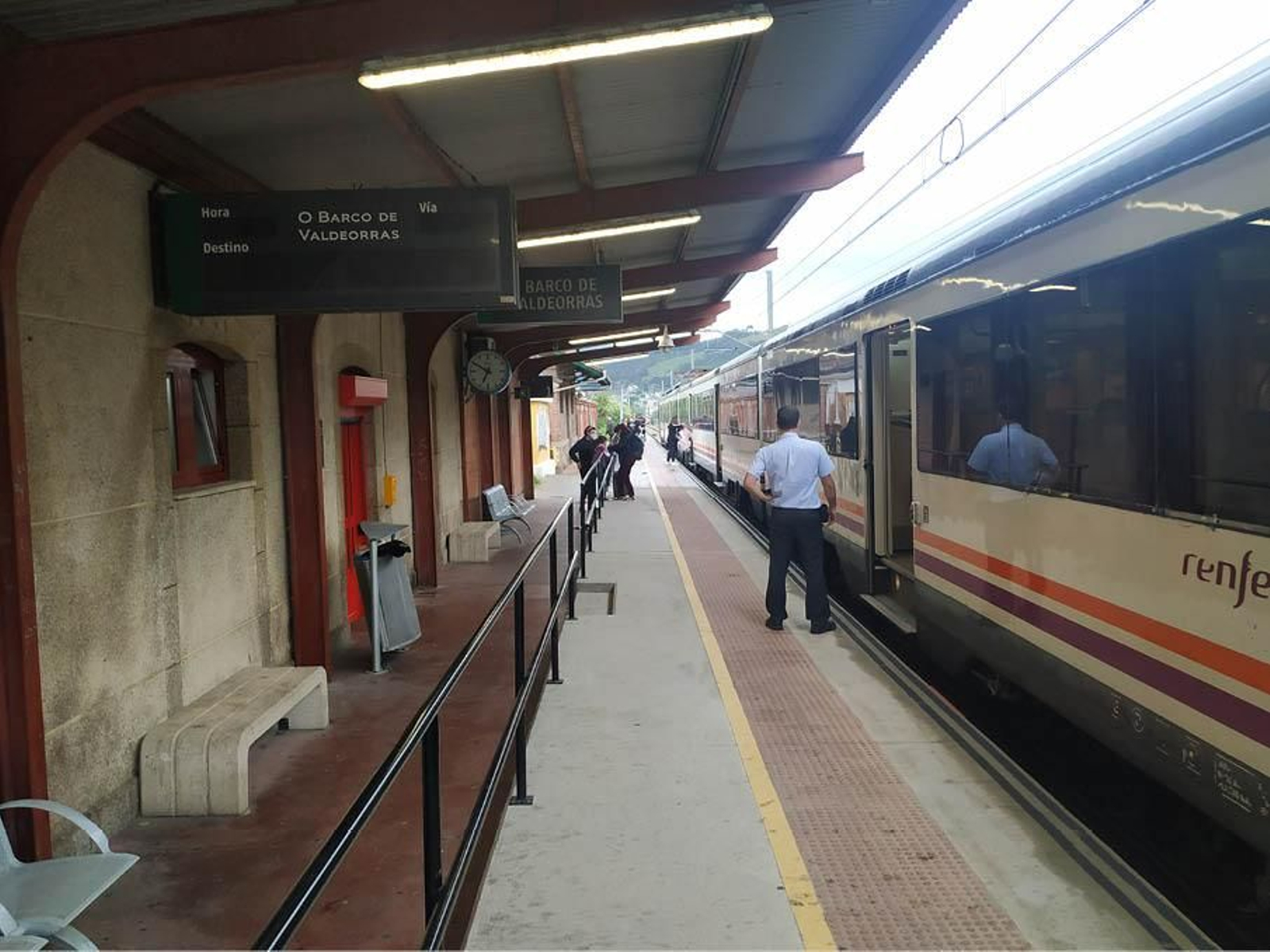 Llegada del tren procedente de Ourense a la estación de O Barco, este domingo.