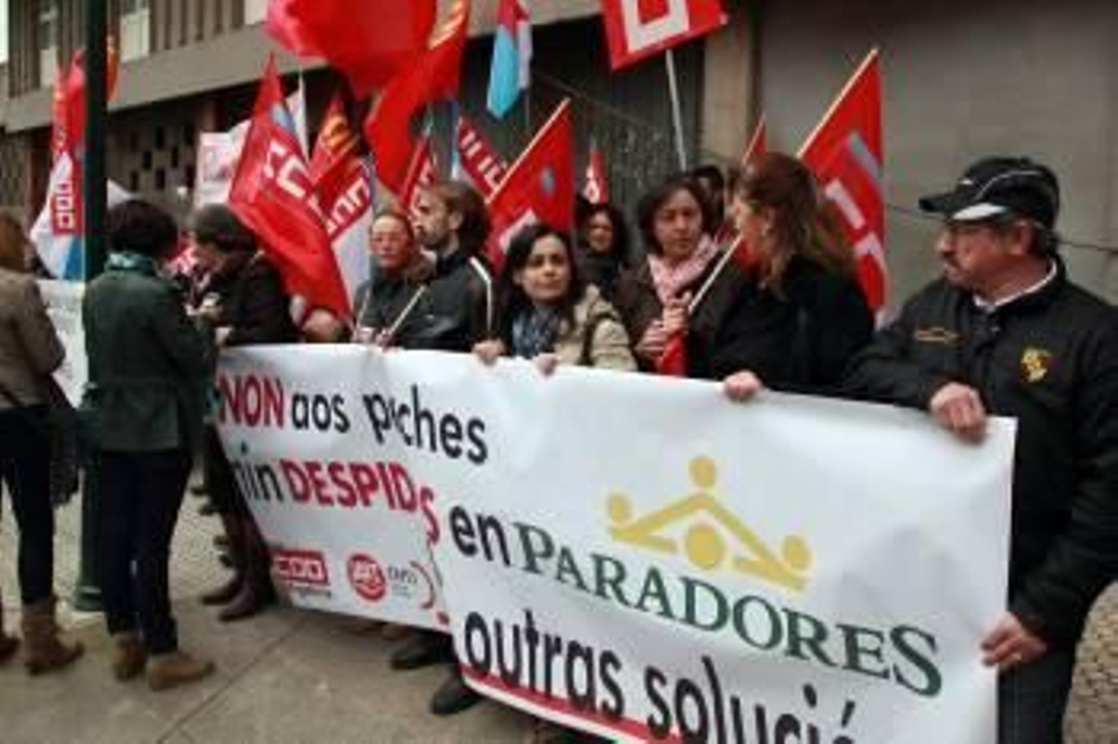 Un grupo de trabajadores mostró en Santiago su rechazo a los planes de Paradores. (Foto: VICENTE PERNÍA)