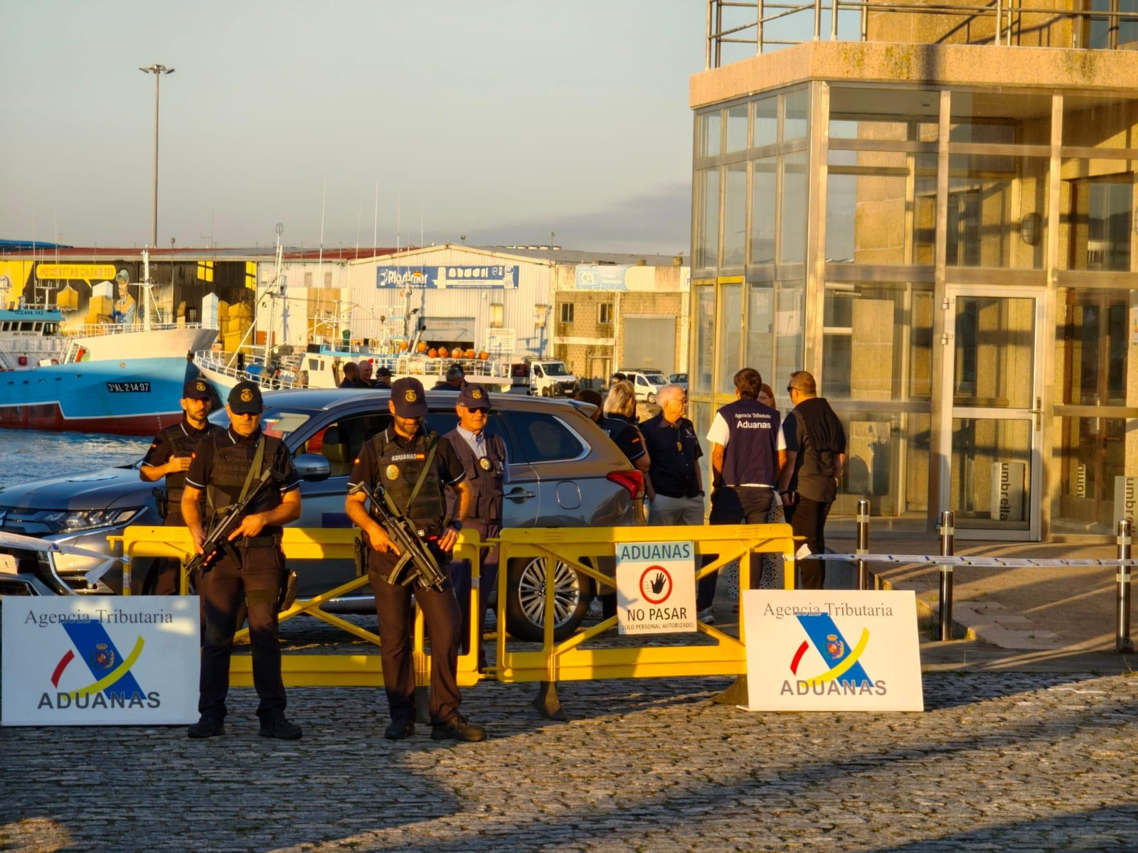 La zona de Vigo a la que llega el "Petrel" con la droga permanece precintada y vigilada.