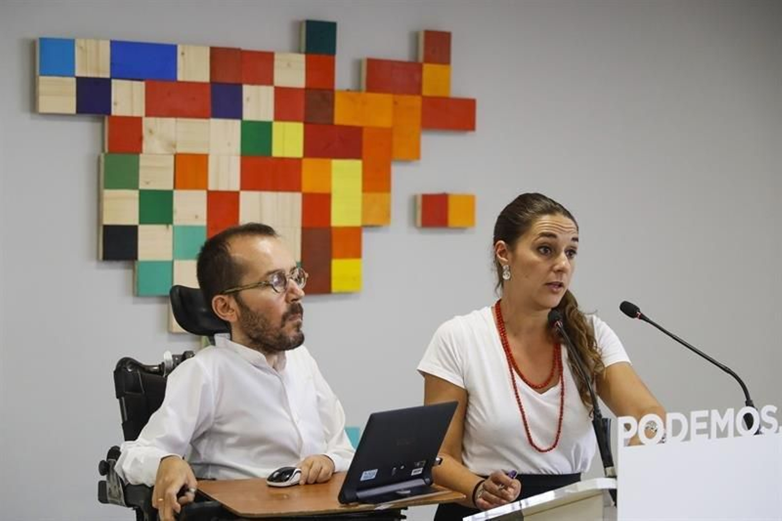 Los coportavoces de Podemos, Pablo Echenique y Noelia Vera, durante la rueda de prensa que han ofrecido hoy tras la reunión del Consejo de Coordinación.