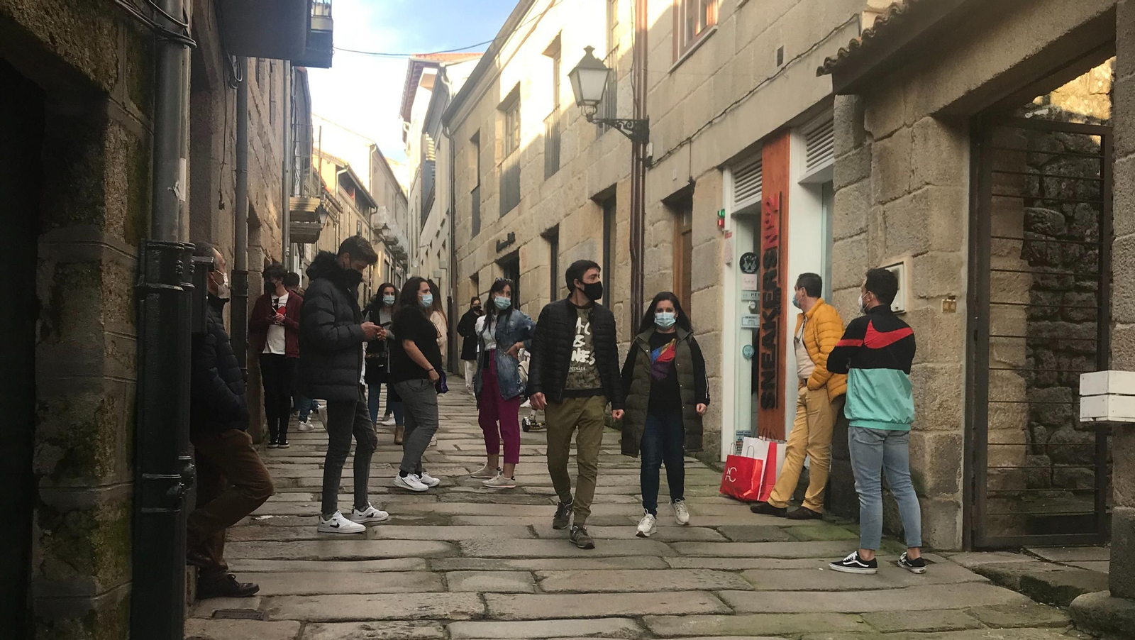 A rúa dos outlet de Allariz nunha imaxe recente. (Paula Palomanes).