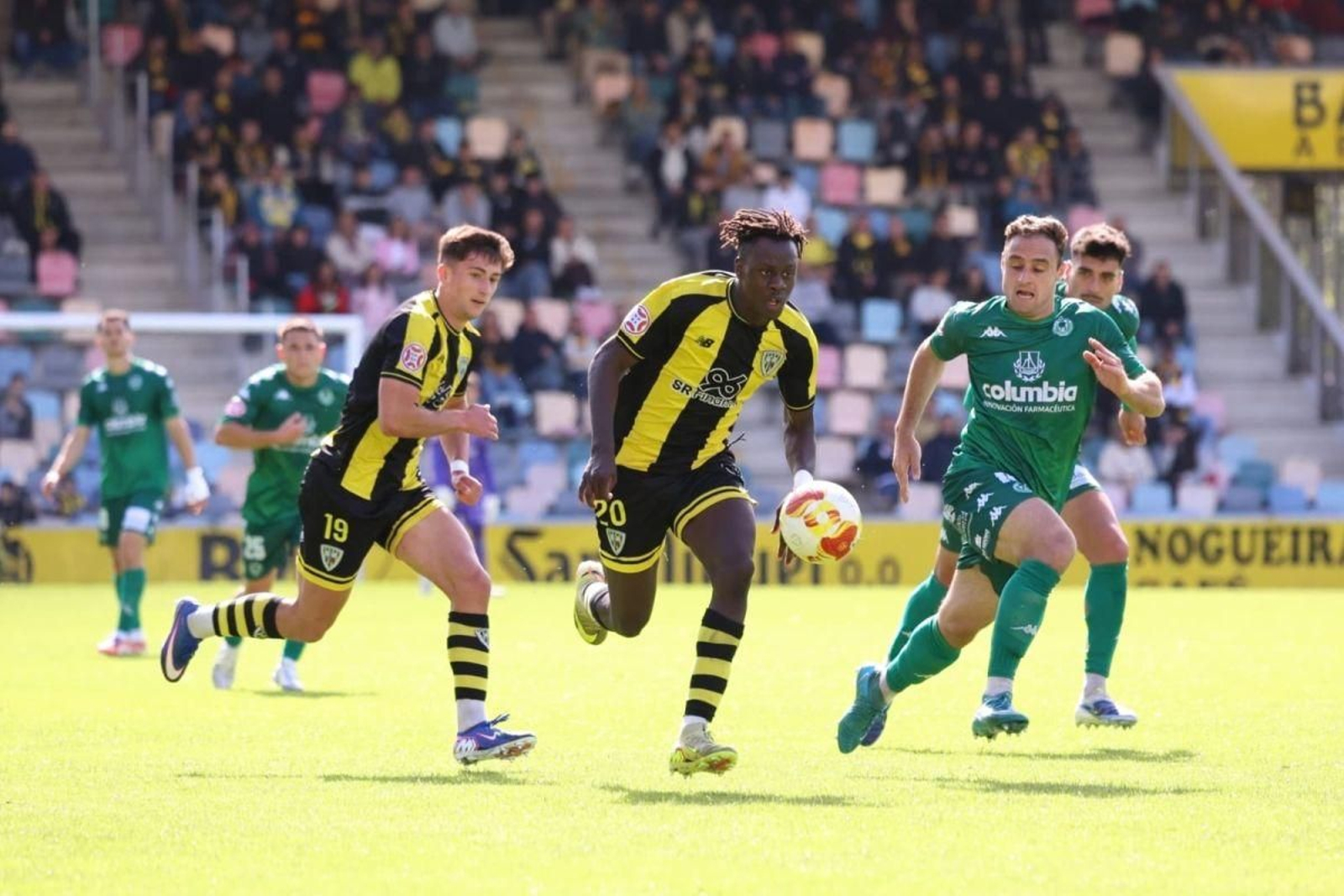 El defensa del Arenteiro Daniel Lasure persigue al atacante del Barakaldo Mandiang en el duelo disputado en Lasesarre.