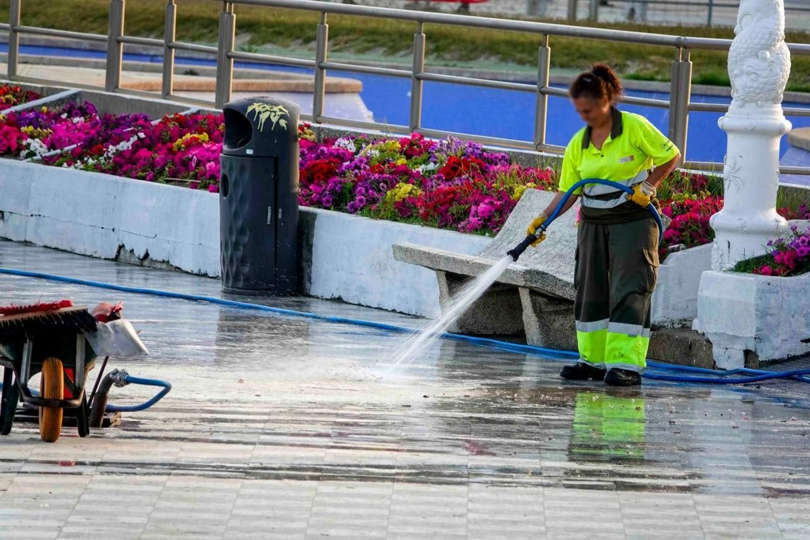 Galería | La resaca de San Xoán 2026 deja toneladas de residuos en Samil y Panxón