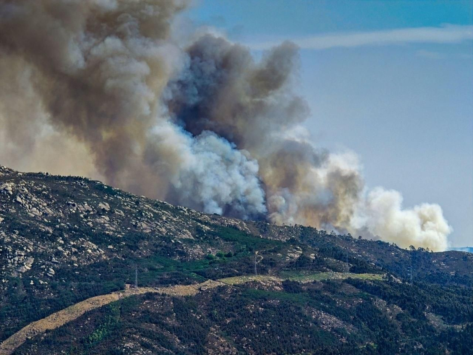 Galería | Las llamas devoran el monte Galleiro, entre Mos, Ponteareas y Pazos de Borbén