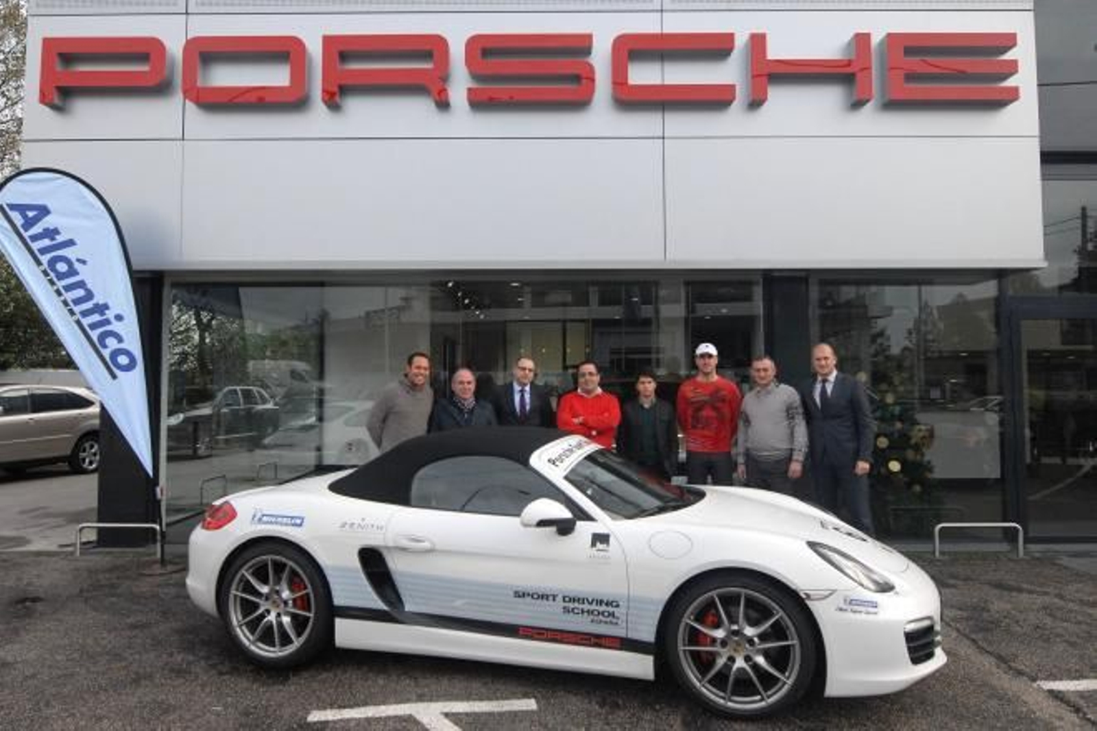 Eduardo, Laureano Fernández, Óscar Verísimo, Manuel Antonio y Diego José con los responsables del concesionario vigués.