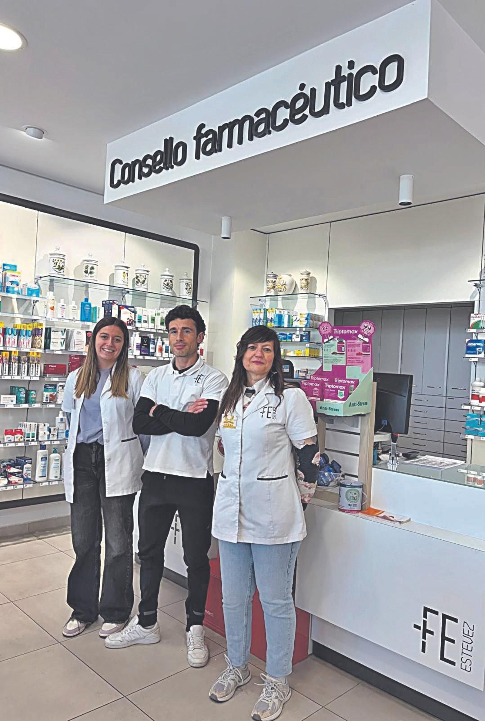 Iria Lorenzo, Antucho Espinosa y Belén Vicente, personal de la farmacia de A Gudiña.