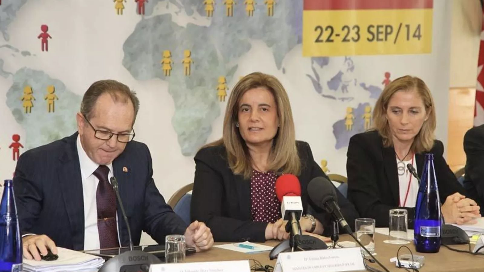 La ex-ministra Fátima Báñez durante la inaugración de un pleno del CGCEE en 2014 junto al entonces presidente Eduardo Dizy y a Marina del Corral