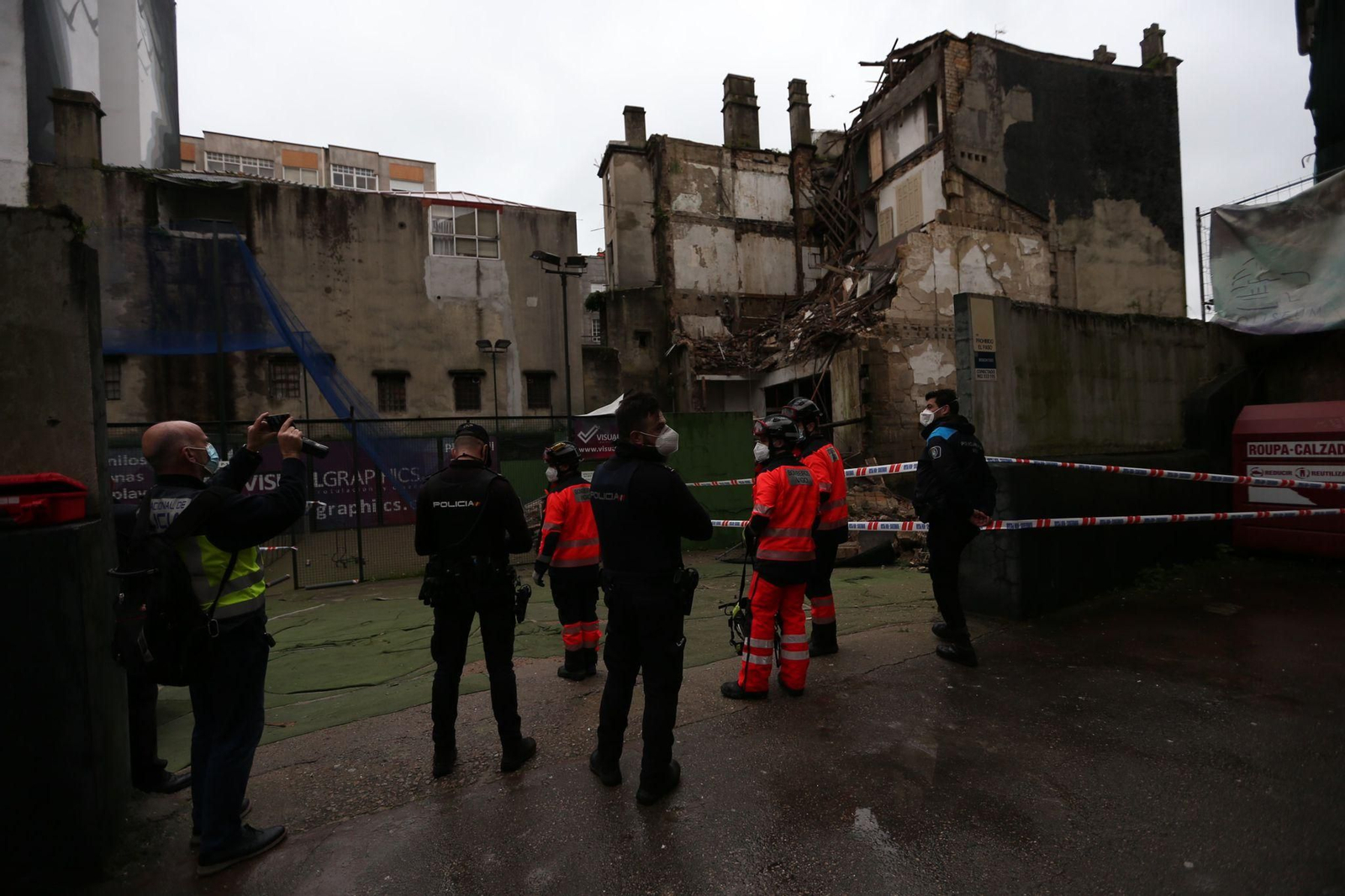 Se derrumba un edificio en el centro de Vigo // Alberte