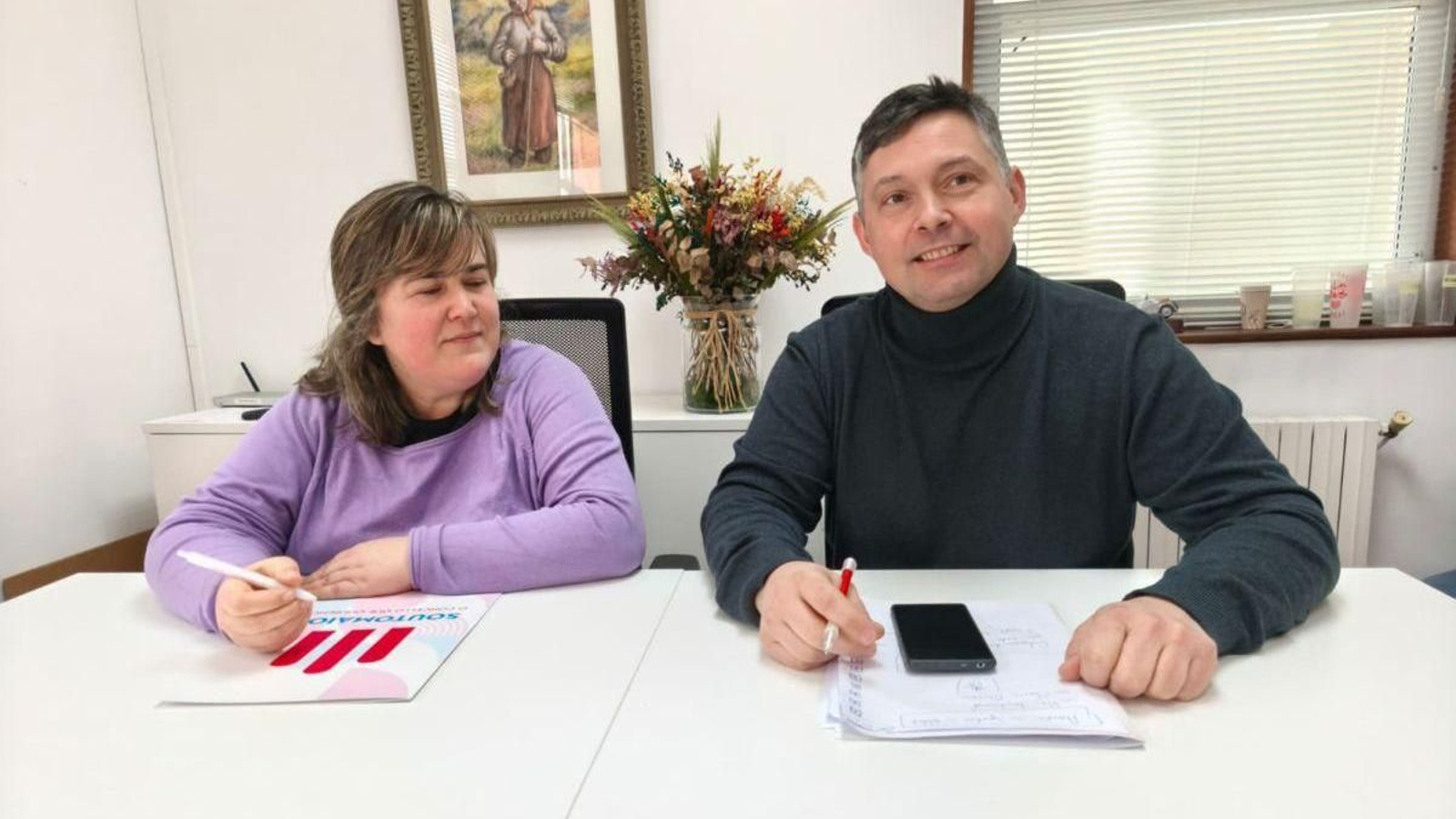 Rosana Boullosa y Manu Lourenzo celebran la entrada en vigor de la ordenanza.